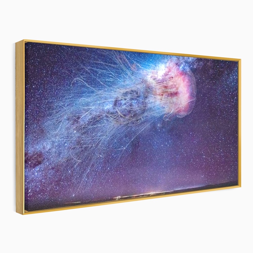 Tablou canvas cu ilustratie digitala cu meduza cosmica si stele, in rama de aluminiu auriu